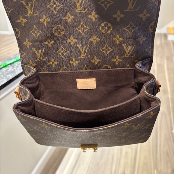 2024 LV Pochette Métis, Pre-loved - Picture 8 of 9